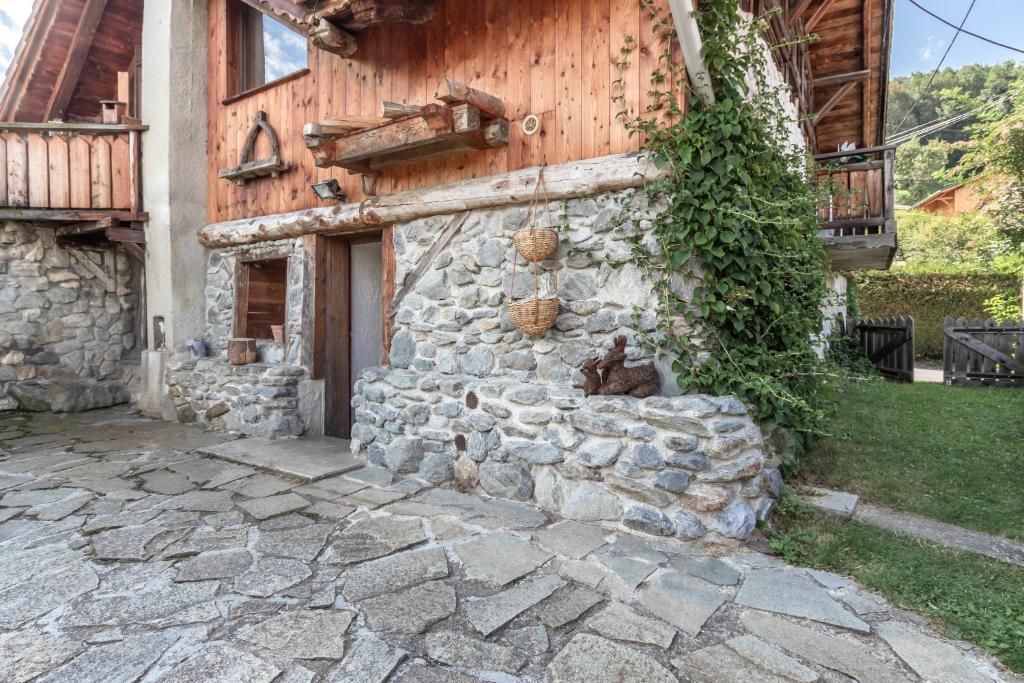 une maison en pierre avec un mur en pierre dans l'établissement Le Gite - Le Mont d'Arbois - 5 pax, à Saint-Gervais-les-Bains