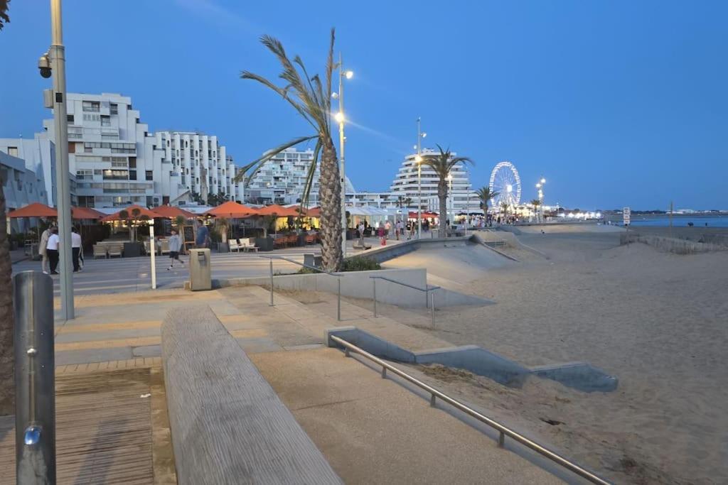 un parc sur la plage avec un skate park dans l'établissement Charmant Studio au Cœur de La Grande Motte, à 2 min de la Plage, à La Grande Motte