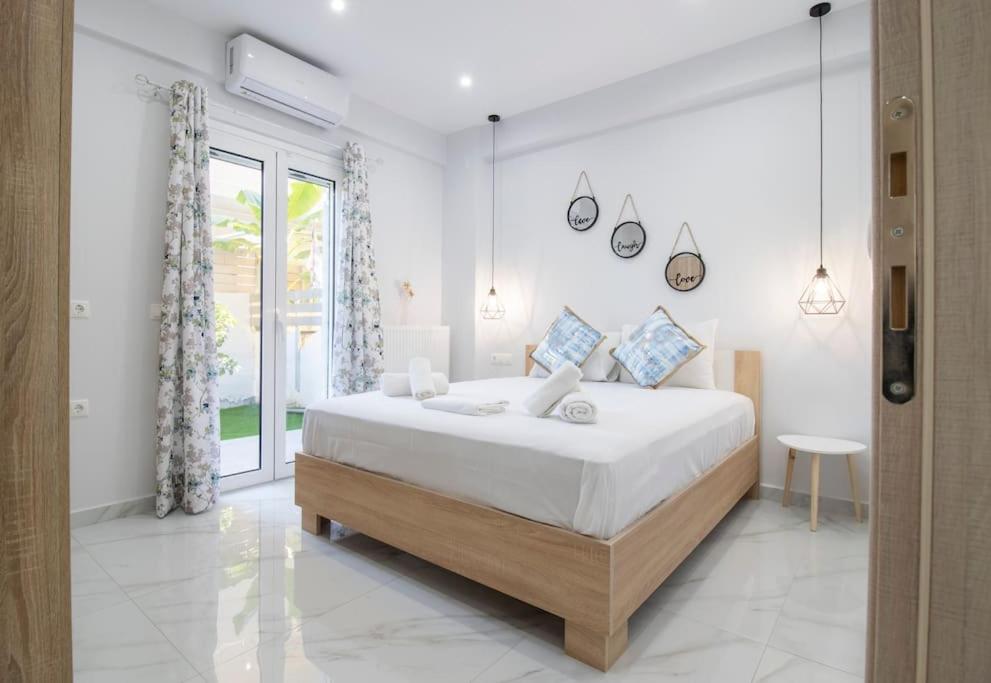 GázionにあるComfy Beachside Flatの大きなベッドと窓のある白い寝室