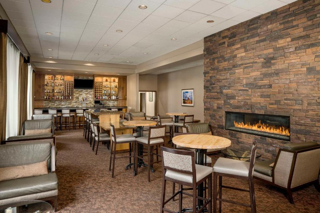 Posezení v ubytování DoubleTree by Hilton Hotel Flagstaff