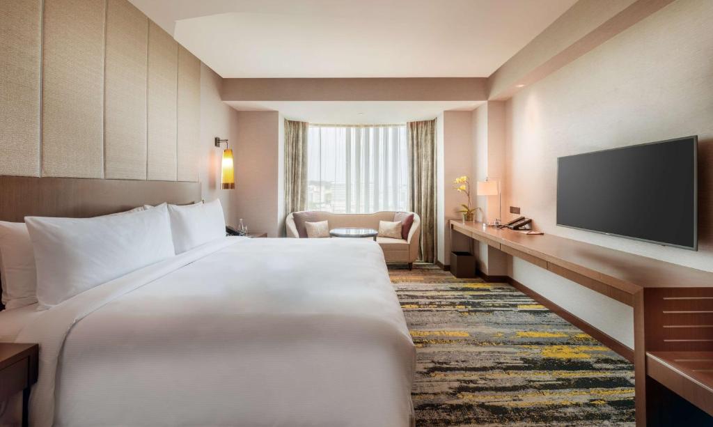 Postel nebo postele na pokoji v ubytování Hilton Kota Kinabalu