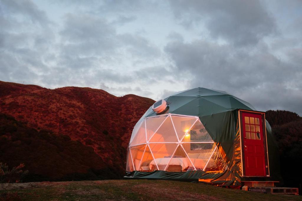 Nespecifikovaný výhled na hory nebo výhled na hory při pohledu z luxury tent