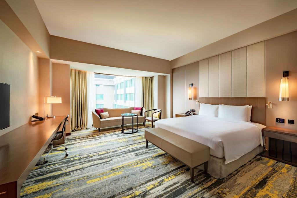Postel nebo postele na pokoji v ubytování Hilton Kota Kinabalu