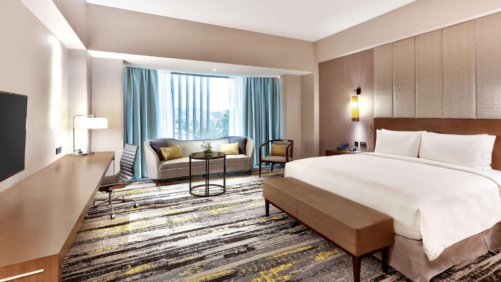 Postel nebo postele na pokoji v ubytování Hilton Kota Kinabalu