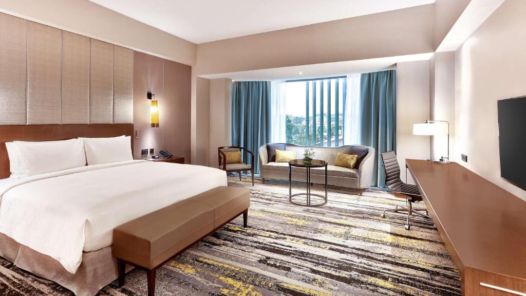 Postel nebo postele na pokoji v ubytování Hilton Kota Kinabalu
