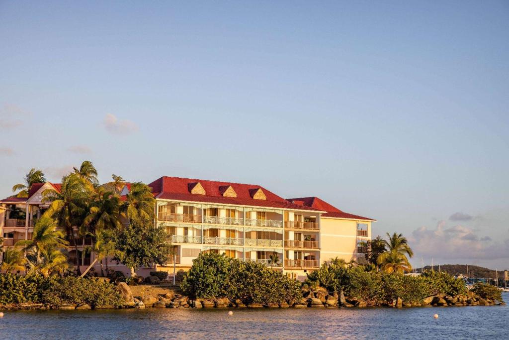 un hotel en la orilla de un cuerpo de agua en Port de Plaisance Resort, Trademark Collection by Wyndham, en Philipsburg