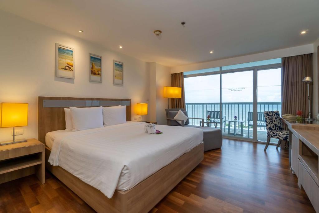 Postel nebo postele na pokoji v ubytování Radisson Resort & Spa Hua Hin