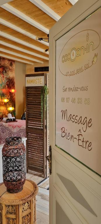 Łóżko lub łóżka w pokoju w obiekcie DOMAINE DES PIERRES PRECIEUSES - Demeure de Charme - Grand Standing - 15 pers - Spa - Massages - Détente et Bien-être - 30' Bordeaux