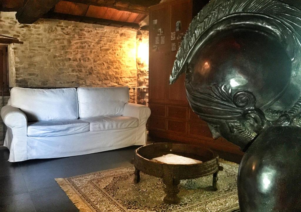 a living room with a statue of a head and a couch at Locanda La Campana in Agnone
