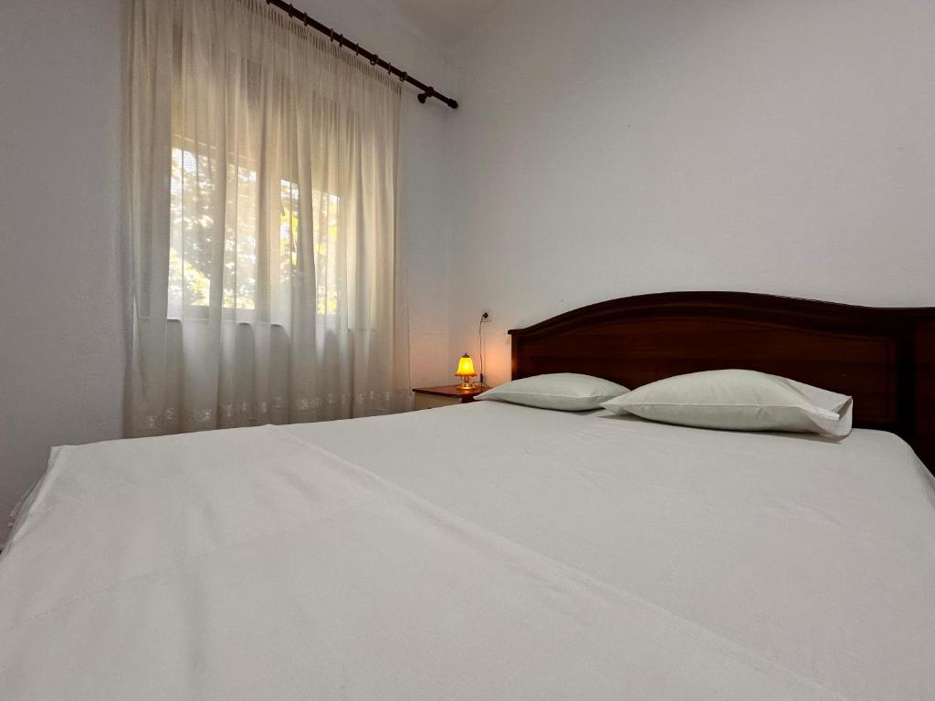 Un pat sau paturi într-o cameră la Comfort Apartment