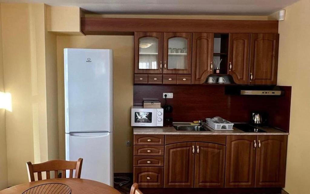 Kuchyň nebo kuchyňský kout v ubytování Апартаменти Хармония