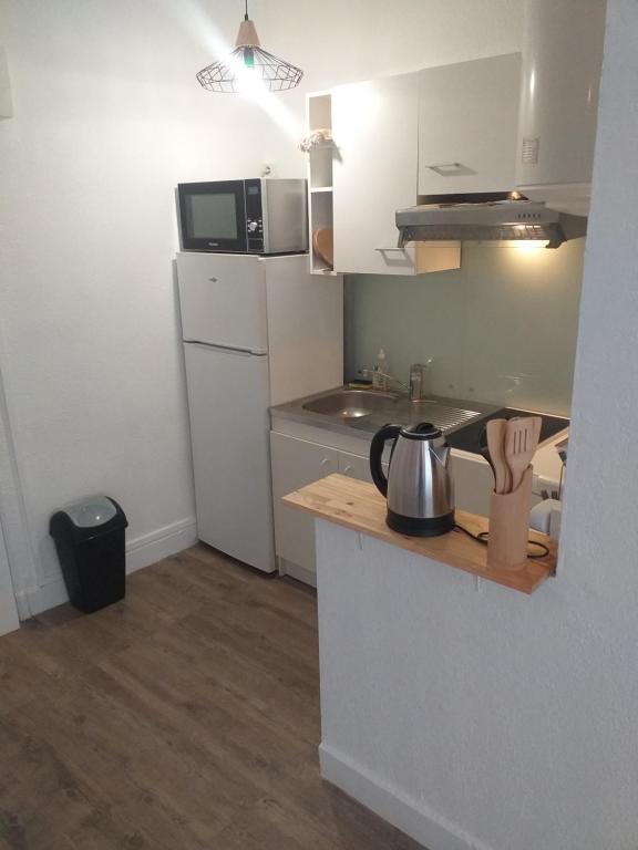 - une cuisine avec un comptoir et une bouilloire dans l'établissement Port la seyne sur mer, à La Seyne-sur-Mer