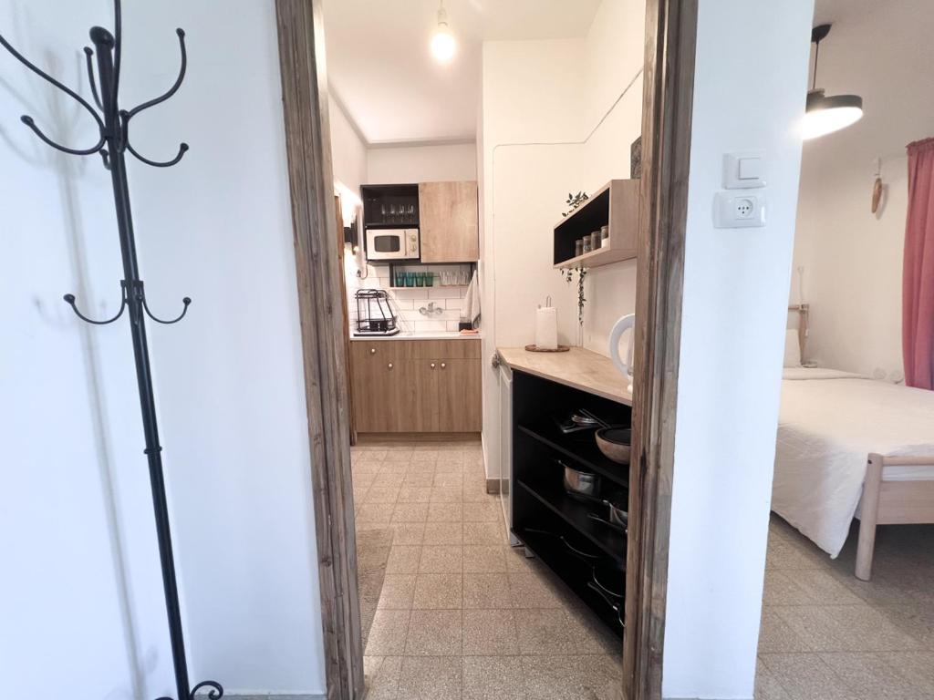 a small kitchen with a bed and a mirror at הצימר של יהושע in Ein Gedi