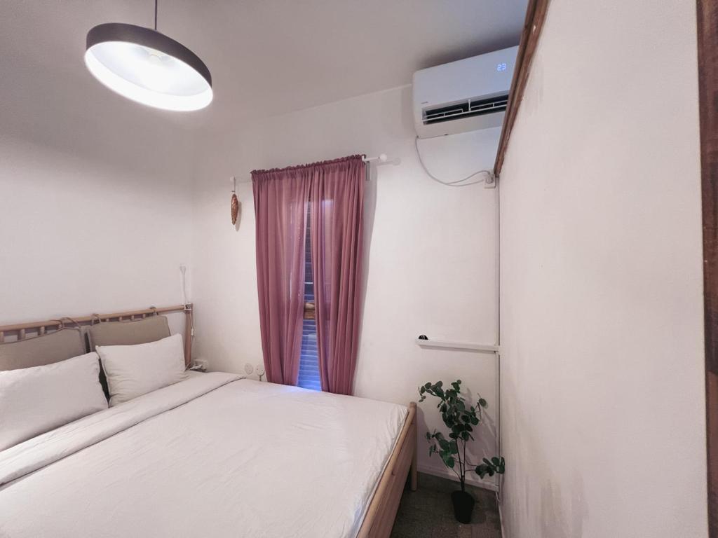 a small room with a bed and a window at הצימר של יהושע in Ein Gedi