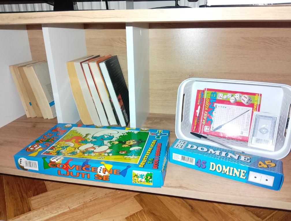 Knihovna v apartmánu