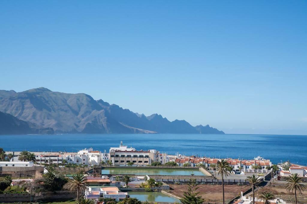 miasto z oceanem i górami w tle w obiekcie Villa Garoé w mieście Puerto de las Nieves