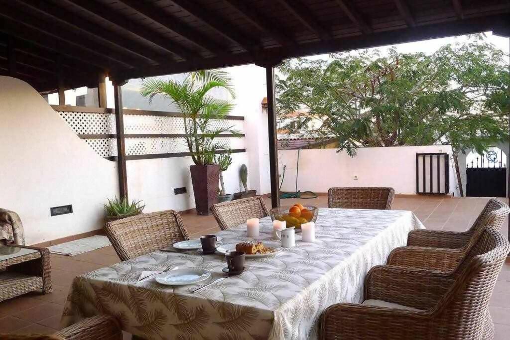 stół z jedzeniem i świecami na patio w obiekcie Villa Garoé w mieście Puerto de las Nieves