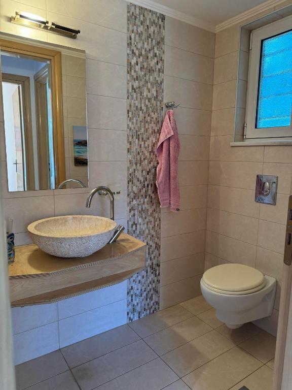 Koupelna v ubytování Villa Harriet Maria with pool and ocean view Kolimbari, Chania