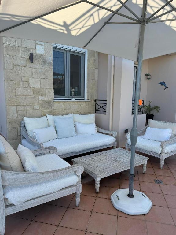Posezení v ubytování Villa Harriet Maria with pool and ocean view Kolimbari, Chania