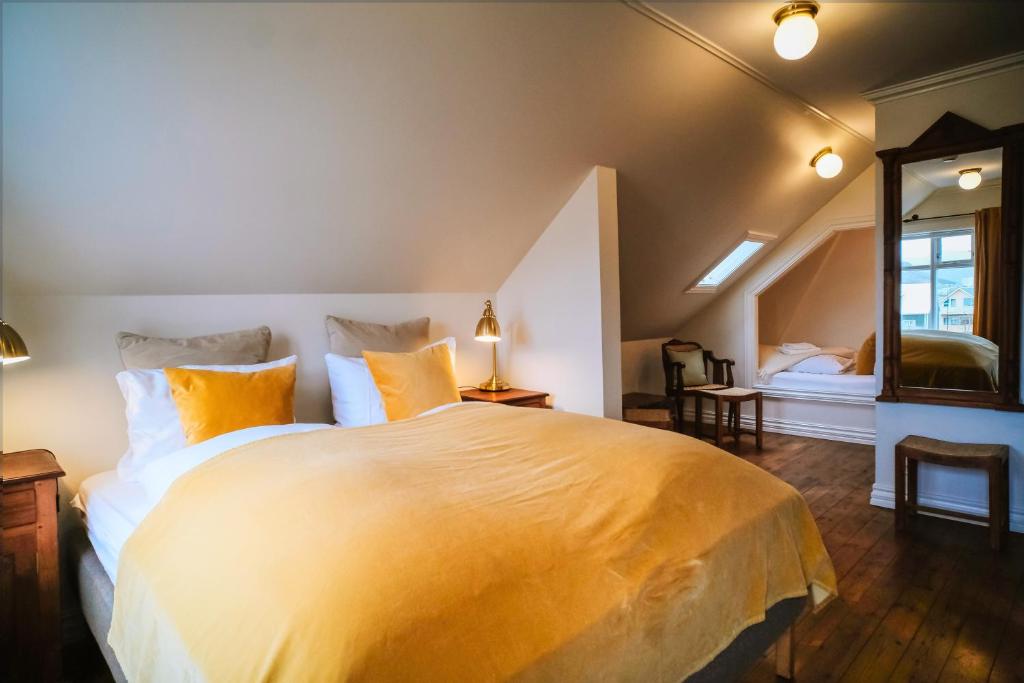 Una cama o camas en una habitación de Bankinn - Hotel by Aldan