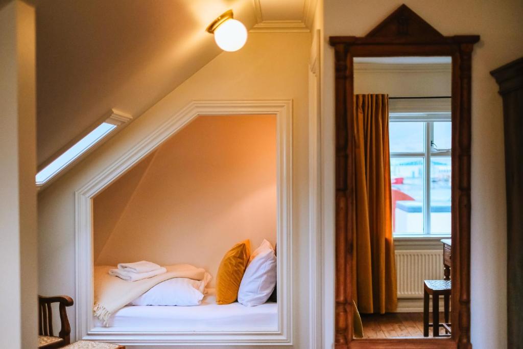 Una cama o camas en una habitación de Bankinn - Hotel by Aldan