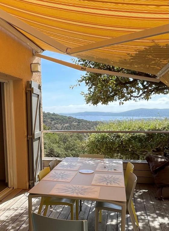 une table et des chaises sur une terrasse avec vue dans l'établissement Maison Ciel et Mer, à Grimaud