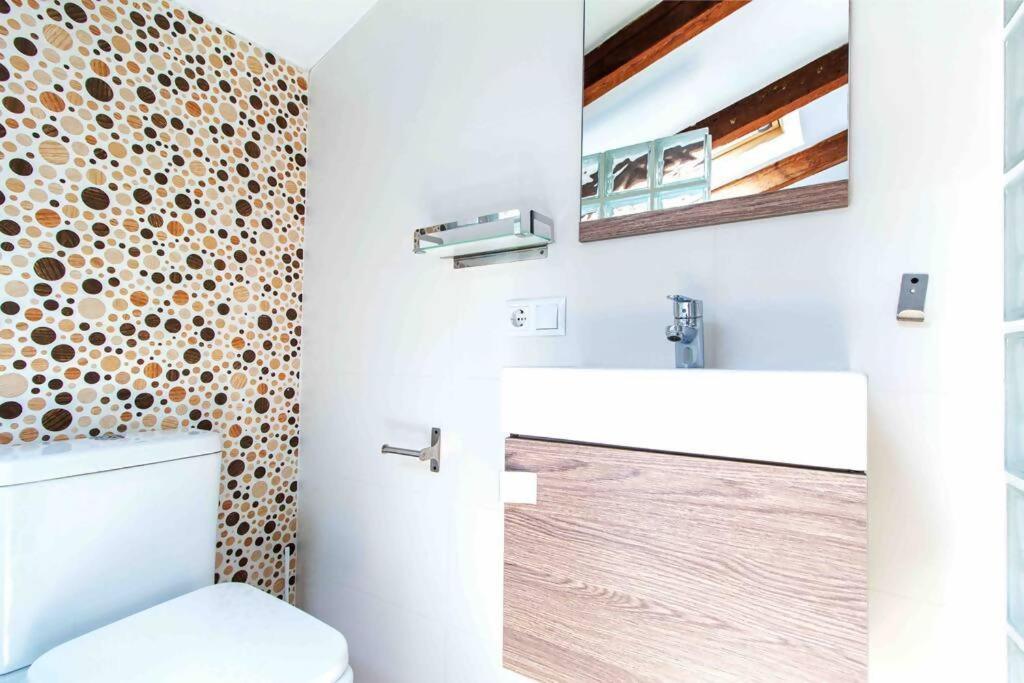 Kúpeľňa v ubytovaní Acogedor Dúplex con terraza interior en la playa