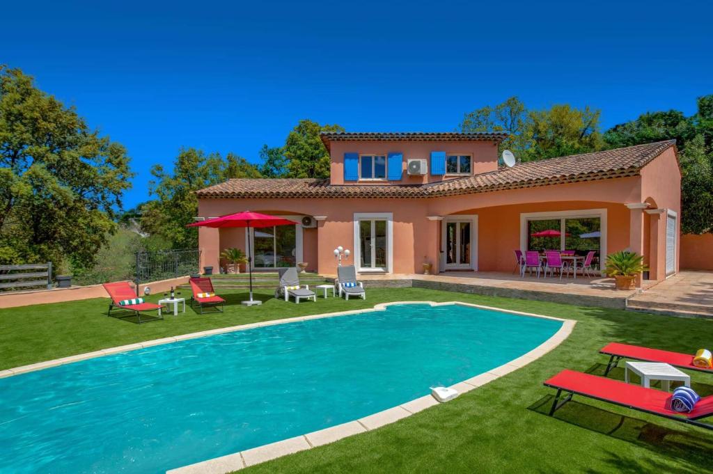 une maison avec une piscine dans la cour dans l'établissement Villa Louis by Villa Plus, à Les Adrets-de-l'Estérel