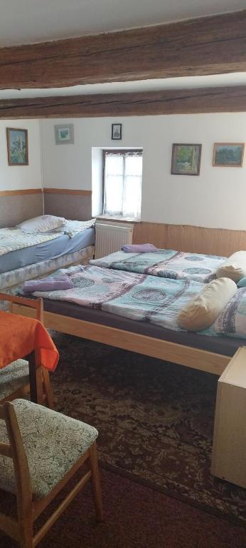 Postel nebo postele na pokoji v ubytování Dřevěnka