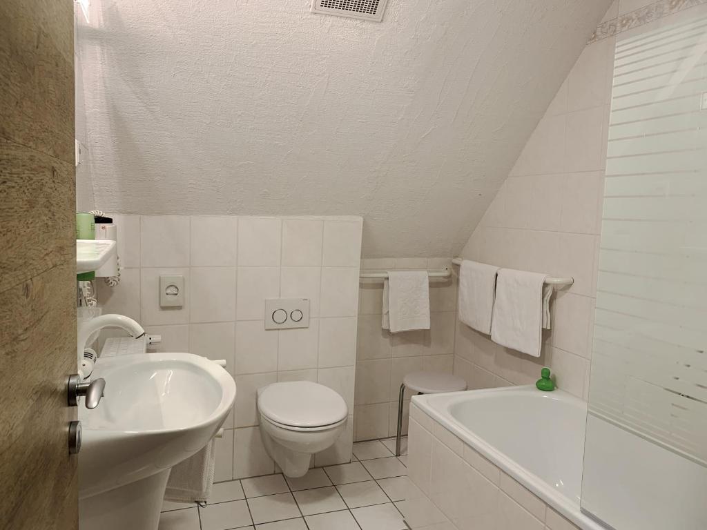 Landhotel Untere Kapfenhardter Mühle - Family Room With Bath