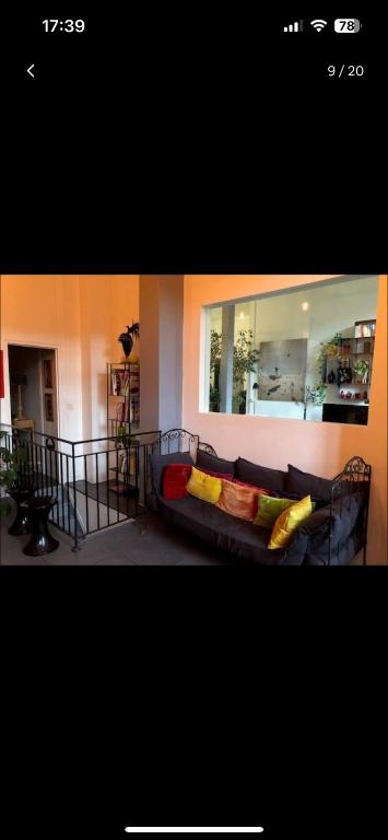 - un salon avec un canapé dans l'établissement Appartement Loft centre ville, à Puteaux