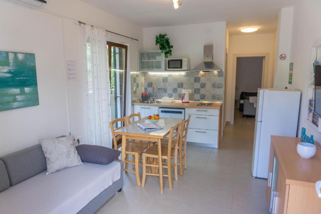 Kuchnia lub aneks kuchenny w obiekcie Apartment Jadran Baška