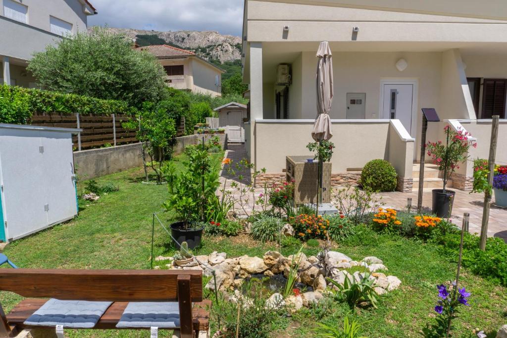 Ogród w obiekcie Apartment Jadran Baška