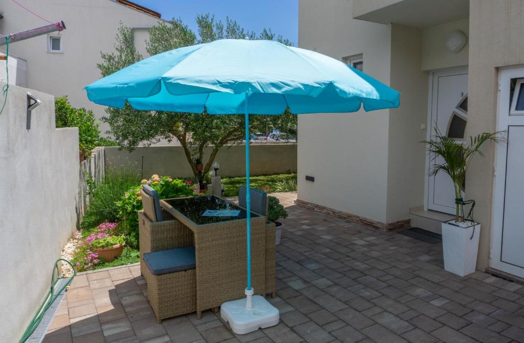 Patio lub wspólna przestrzeń na świeżym powietrzu w obiekcie Apartment Jadran Baška