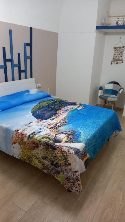 ein Schlafzimmer mit einem Bett mit einer bunten Decke in der Unterkunft CASA VACANZE IL FONDACO in Giovinazzo