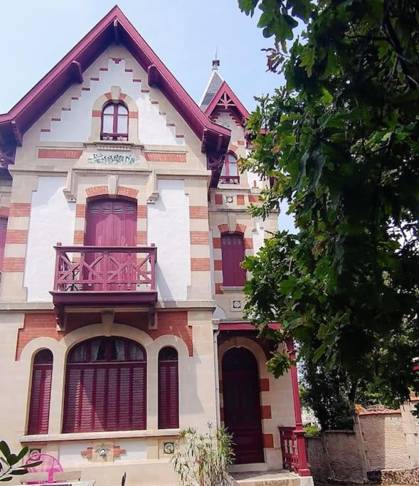 Cette maison ancienne dispose d'un balcon sur le côté. dans l'établissement Appt T2 à 10 m de la plage, à Arcachon