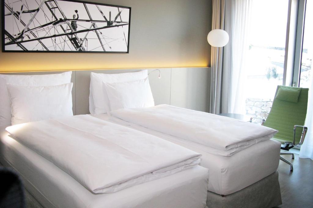 Postel nebo postele na pokoji v ubytování Modern Times Hotel, Vevey, A Tribute Portfolio Hotel