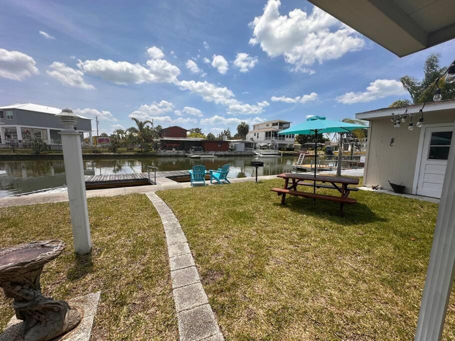 Bazén v ubytování Cabin by the Sea - Waterfront Direct Gulf Access- Pontoon Boat Rental On Site or Bring Your Boat- Paddlecraft included nebo v jeho okolí