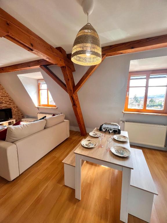 un salon avec un canapé blanc et une table dans l'établissement Duplex au cœur de Turckheim, 10 min de Colmar et place de parking, à Turckheim