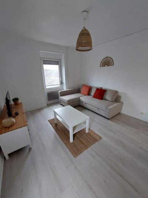 un salon avec un canapé et une table basse dans l'établissement Le Guebwiller proche centre, à Belfort