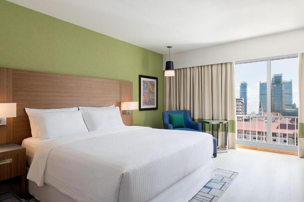 Four Points by Sheraton Dar es Salaam New Africa - Deluxe, Guest Room, One Queen, Pool, City View