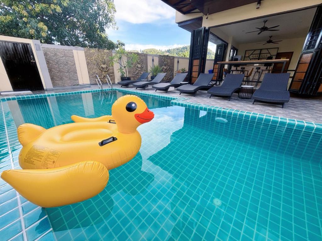 Bazén v ubytování patong v hotel nebo v jeho okolí