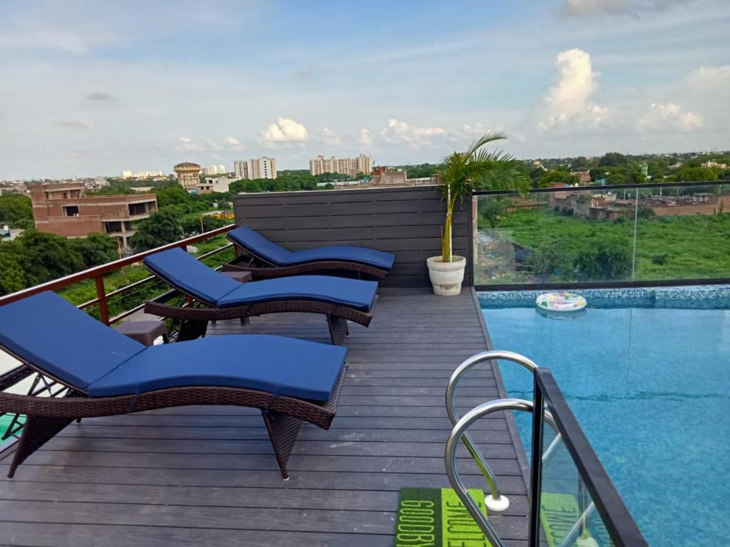 Bazén v ubytování THE TAJ PEARL HOTEL nebo v jeho okolí