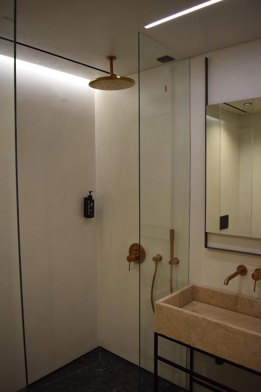 Postel nebo postele na pokoji v ubytování Lion Gate Hotel