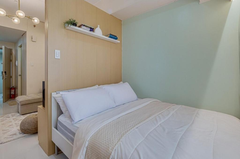Postel nebo postele na pokoji v ubytování SMDC Wind - Panoramic View of Taal Lake and Greenery - Casa Nova Staycations