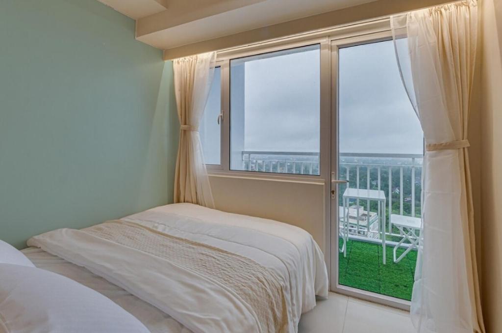 Postel nebo postele na pokoji v ubytování SMDC Wind - Panoramic View of Taal Lake and Greenery - Casa Nova Staycations