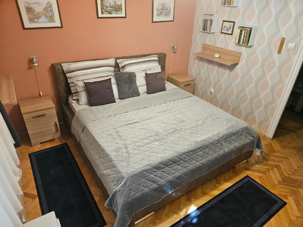 sypialnia z dużym łóżkiem z poduszkami w obiekcie Habos isler apartman 16 w mieście Szolnok