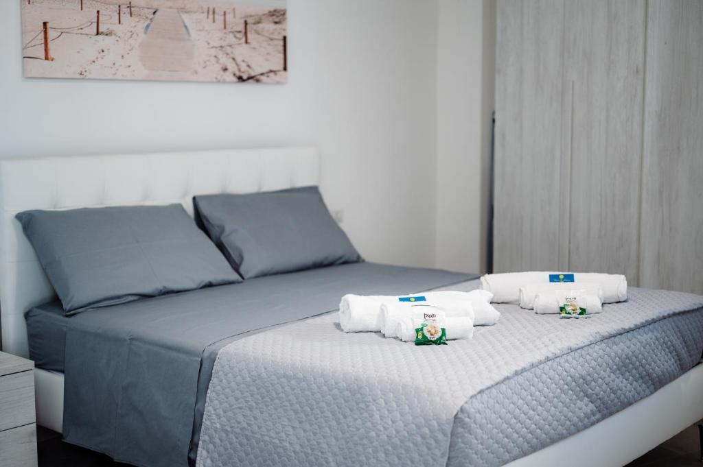 a bed with two towels on top of it at Bed & Breakfast Terra d'Arneo in Leverano
