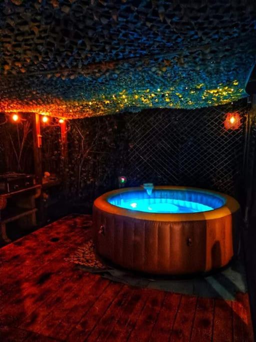 Cette chambre comprend une grande baignoire en bois et des lumières. dans l'établissement Maison de campagne rénovée, à Puyvert