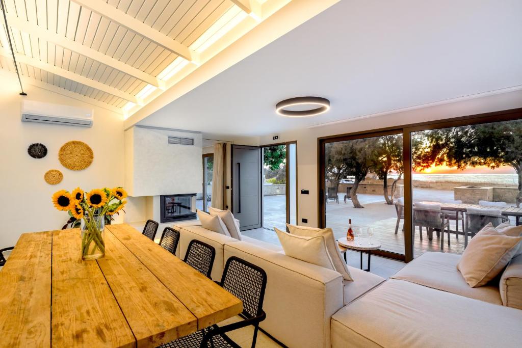 Posedenie v ubytovaní Sunset Beach House, Villa Only 50m from the Beach